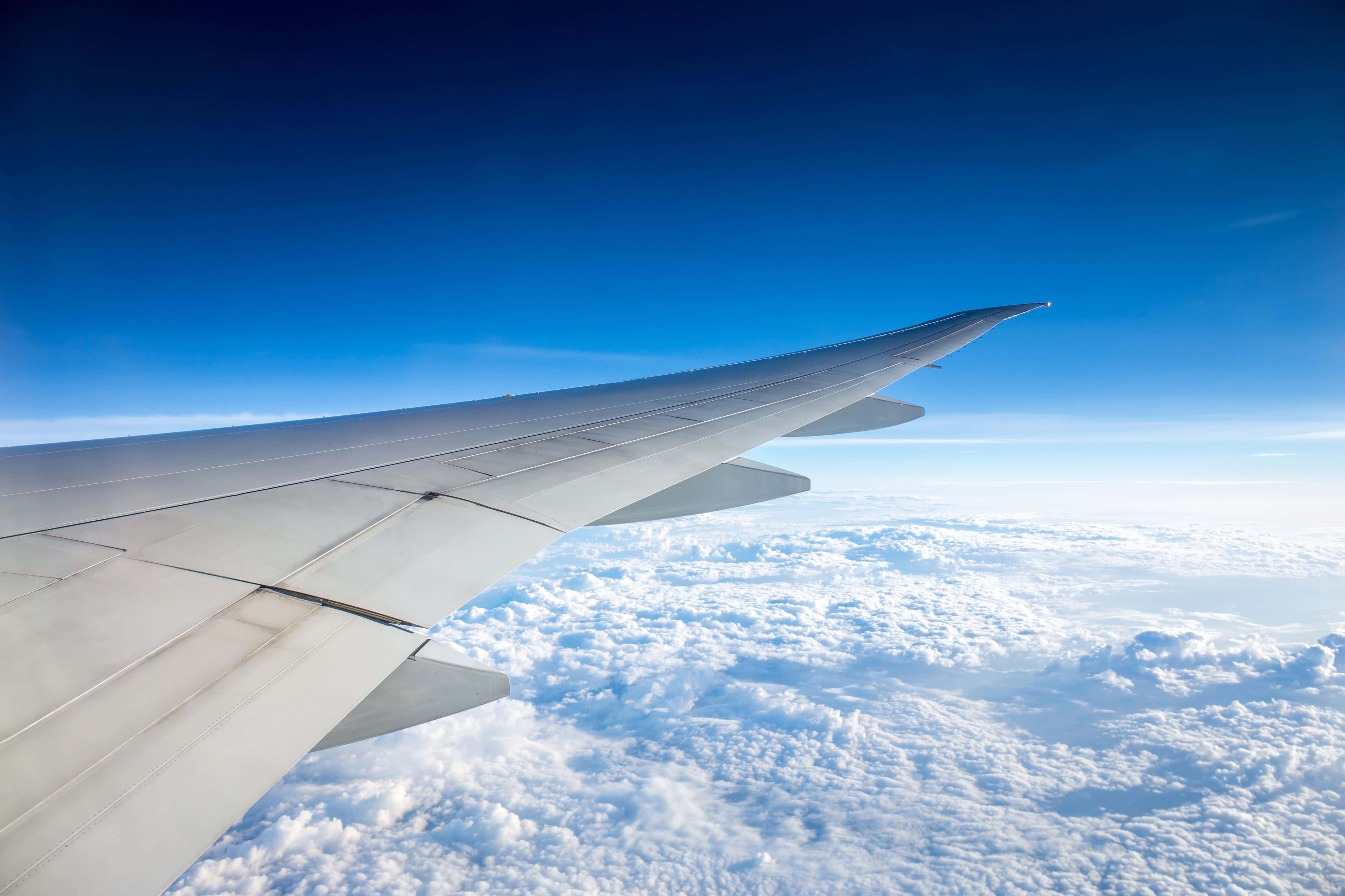 Perché in aereo ci sentiamo così gonfi?